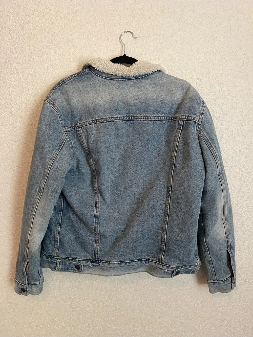 Levi's Light Blue Denim Sherpa Jacket with Cream Lining - Picture 5 of 5